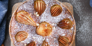 Beitragsbild des Blogbeitrags Backen im Herbst: Versunkener Birnenkuchen mit Marzipan und Zimt