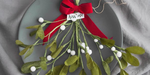 Beitragsbild des Blogbeitrags Kreativ-Adventskalender #15: DIY Mistelzweig aus Krepp-Papier basteln