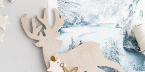 Beitragsbild des Blogbeitrags Kreativ-Adventskalender #18: Deko-Hirsche aus Holz sägen