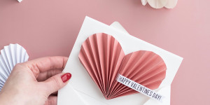 Beitragsbild des Blogbeitrags DIY: Romantische Valentinstags-Karten selber machen + Anleitung für einfache Papierherzen 