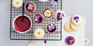Beitragsbild des Blogbeitrags Backrezept für den Frühling: Blüten-Kekse mit essbaren Veilchen 