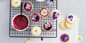 Beitragsbild des Blogbeitrags Backrezept für den Frühling: Blüten-Kekse mit essbaren Veilchen