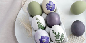 Beitragsbild des Blogbeitrags DIY-Osteridee: Eier mit Holundersaft färben und mit echten Blumen verzieren 