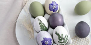 Beitragsbild des Blogbeitrags DIY-Osteridee: Eier mit Holundersaft färben und mit echten Blumen verzieren