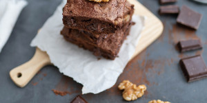 Beitragsbild des Blogbeitrags Innen saftig, außen knusprig: Rezept für einfache Schoko-Walnuss-Brownies