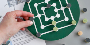 Beitragsbild des Blogbeitrags Spielend einfach nachzumachen: DIY Mühlespiel zum Mitnehmen