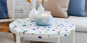 Beitragsbild des Blogbeitrags DIY | Terrazzo is back: Beistelltisch im Konfetti-Look bemalen #ready2diy 