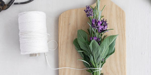 Beitragsbild des Blogbeitrags Space Clearing | DIY Kräuter-Sticks zum Räuchern selber machen