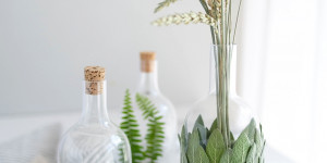 Beitragsbild des Blogbeitrags Dekorieren mit Kräutern: Glasvase mit Salbeiblättern gestalten 