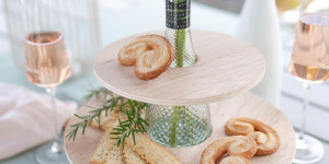 Beitragsbild des Blogbeitrags Upcycling-Idee: Von der Secco-Flasche zur stylischen Etagere