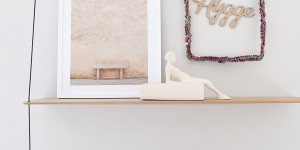 Beitragsbild des Blogbeitrags Schlichte Herbstdeko für Tür und Wand: Kranz aus Heidekraut in Hausform