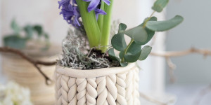 Beitragsbild des Blogbeitrags Strick ist schick! DIY Pflanzentopf im Zopfmuster aus Modelliermasse 