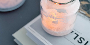 Beitragsbild des Blogbeitrags DIY | So einfach zauberst du frostige Windlichter mit Eiskristalleffekt
