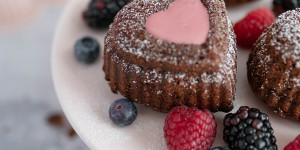 Beitragsbild des Blogbeitrags Schokolade-Küchlein für Verliebte (und alle anderen Naschkatzen) + 5 Gründe warum ich den Valentinstag feiere 