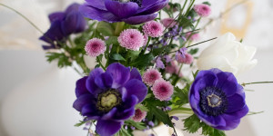 Beitragsbild des Blogbeitrags Upcycling: Vase mit Reliefmuster aus alten Bonbongläsern und Glasnuggets
