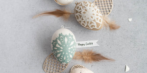 Beitragsbild des Blogbeitrags Recycelte Osterei-Deko aus Papier-Schneeflocken