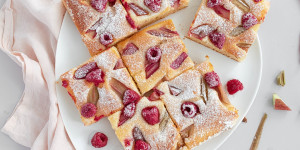 Beitragsbild des Blogbeitrags Frühlingsliebe vom Blech: Einfacher Rhabarber-Himbeer Kuchen