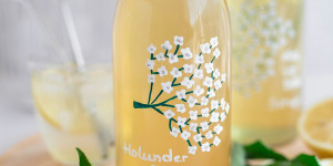 Beitragsbild des Blogbeitrags Einfaches Rezept: DIY Holunderblütensirup