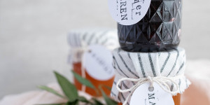 Beitragsbild des Blogbeitrags Mmh statt Omm: DIY Marmelade mit Sommerfrüchten einkochen – mein Grundrezept