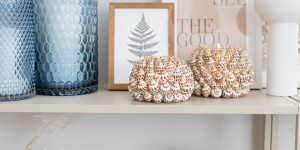 Beitragsbild des Blogbeitrags DIY Sommerdeko mit Muscheln: Teelichthalter aus Styroporkugeln