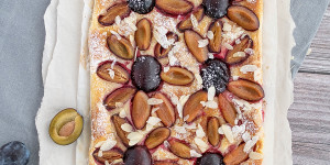 Beitragsbild des Blogbeitrags So feiern wir den Herbst: Rezept für Ruck-Zuck-Blätterteigtarte mit Zwetschken (Pflaumen)