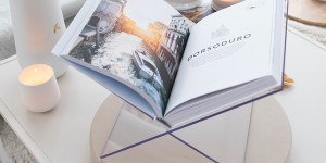 Beitragsbild des Blogbeitrags So wird jedes Buch zum Deko-Highlight: Modernes Display aus transparentem Plexiglas selber bauen