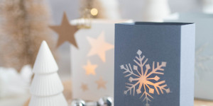 Beitragsbild des Blogbeitrags Weihnachtliche Windlichter aus Papier selber basteln – inkl. Vorlage