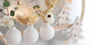 Beitragsbild des Blogbeitrags Fürs weihnachtliche Wohnzimmer oder die Eingangstür: Deko-Ringe mit Christbaumkugeln und Trockenblumen