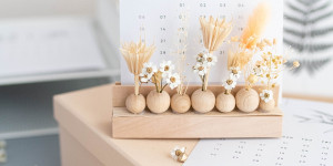 Beitragsbild des Blogbeitrags DIY Kartenhalter aus Holzspateln & minimalistischer Kalender 2023 zum Download 