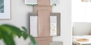 Beitragsbild des Blogbeitrags Wandaufbewahrung für Zeitschriften: DIY-Magazinhalter aus Dekostoff