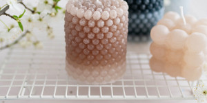 Beitragsbild des Blogbeitrags Anleitung: Trendige Bubble-Kerzen selber gießen und färben