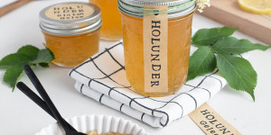 Beitragsbild des Blogbeitrags Sommer im Glas: Einfaches Grundrezept für Holunderblütengelee