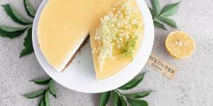 Beitragsbild des Blogbeitrags Für heiße Tage: No Bake-Cheesecake mit selbstgemachtem Holunderblütengelee