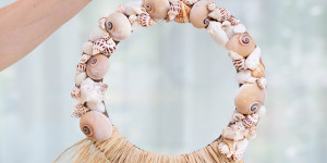 Beitragsbild des Blogbeitrags Boho Deko DIY: Natürlich schön – Kranz und Spiegel selber machen aus Naturbast und Karton