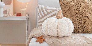 Beitragsbild des Blogbeitrags Jetzt wirds gemütlich: Von der Kuscheldecke zum DIY Kürbis-Kissen (ohne nähen)