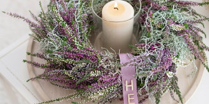Beitragsbild des Blogbeitrags Hello Beauty-Fall: Schneller Herbstkranz mit Heidekraut und Stacheldraht Pflanze
