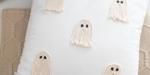 Beitragsbild des Blogbeitrags Halloween Deko Light:  DIY Geister-Kissen selber machen 