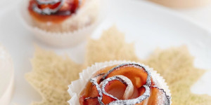 Beitragsbild des Blogbeitrags Kreative Backidee: Pflaumen-Rosenmuffins aus Blätterteig