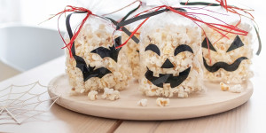 Beitragsbild des Blogbeitrags Popcorn-Monster für Halloween: Schnelle Geschenkidee mit Gruselfaktor