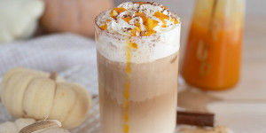 Beitragsbild des Blogbeitrags Herbstgenuss selbstgemacht: Pumpkin Spice Latte mit selbstgemachten Kürbisgewürz-Sirup 