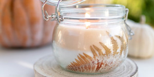 Beitragsbild des Blogbeitrags Herbstleuchten im (Einmach)Glas: Kerzen selber gießen