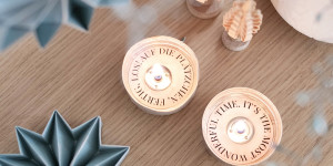 Beitragsbild des Blogbeitrags Schnelle DIY Geschenkidee: Teelichter mit versteckten Weihnachts-Sprüchen 