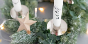 Beitragsbild des Blogbeitrags Last-Minute-Idee für den Adventskranz: Kerzen beschriften mit Seidenpapier