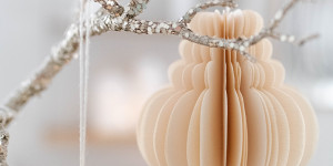 Beitragsbild des Blogbeitrags Festlicher Schmuck für den Tannenbaum: DIY Weihnachtsornamente aus Papier