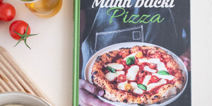 Beitragsbild des Blogbeitrags Nie wieder Tiefkühlpizza! Buchrezension: “Mann backt Pizza” von Marian Moschen
