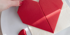 Beitragsbild des Blogbeitrags Tischdeko für den Valentinstag: Einfache Herz Servietten falten ♥