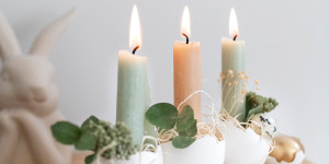 Beitragsbild des Blogbeitrags Egg-cellent: Blumige Osterdeko mit Eierschalen und Kerzen basteln
