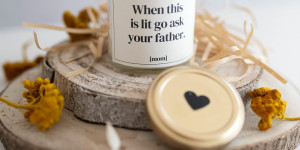 Beitragsbild des Blogbeitrags Upcycling-Idee: Muttertagskerze selber gießen + Etikett als Freebie