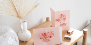 Beitragsbild des Blogbeitrags Kreatives Basteln zum Muttertag: Selbstgemachte Karten mit Trockenblumen und Siegelwachs gestalten 