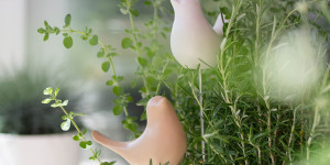 Beitragsbild des Blogbeitrags DIY Deko-Tipp für den Garten: Dekovögel als Blumenstecker 